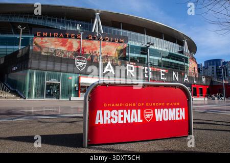 Londres, Royaume-Uni - 2 mars 2026 : panneau célébrant Arsenal Women étant championnes d'Europe 2024/25 à l'Emirates Stadium - le terrain d'Arsenal Banque D'Images