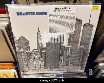 Manchester, Royaume-Uni - 28 février 2026 : pochette en vinyle vintage Beastie Boys montrant la ligne d'horizon New-yorkaise dessinée à la main et les détails de l'album dans un magasin de disques. Banque D'Images