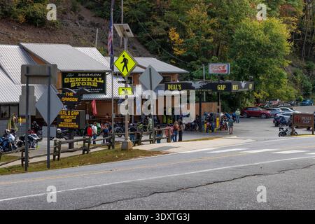 Deals Gap, Caroline du Nord, USA - 18 octobre 2025 : un rassemblement de pilotes au General Store à la fin d'un 11 miles de 318 courbes pour voitures de sport Banque D'Images