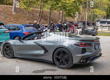Deals Gap, Caroline du Nord, États-Unis - 18 octobre 2025 : un conducteur est assis dans sa Corvette garée après avoir roulé sur la ligne de route de 11 miles avec 318 Curv Banque D'Images