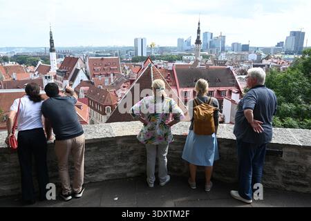 Tallinn, Estonie - 24 juillet 2024 : touristes dans la vieille ville de Tallinn, Estonie. Banque D'Images