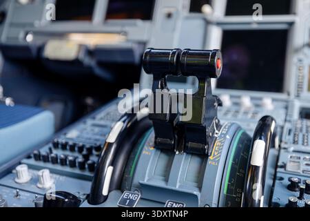 Vue rapprochée des leviers d'accélération du moteur à l'intérieur du cockpit d'un avion commercial. Contrôle aérien, exploitation aérienne, espace de travail des pilotes, technologie et TRANS Banque D'Images