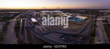 Miami Gardens, États-Unis - 23 février 2026 : vue aérienne du Hard Rock Stadium et de l'autodrome international de formule 1 de Miami sous un coucher de soleil qui s'estompe Banque D'Images