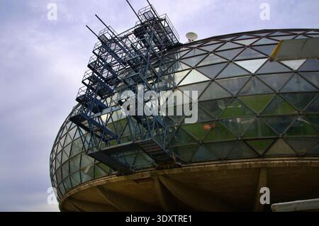 Entretien et restauration de l'échafaudage sur la façade géodésique en verre du Musée de l'aviation de Belgrade. Banque D'Images