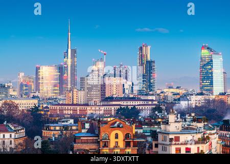 Milan, Italie quartier financier Skyline sur les appartements résidentiels à la tombée de la nuit. Banque D'Images
