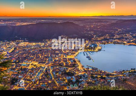 Côme, Italie paysage urbain sur le lac d'en haut au crépuscule. Banque D'Images