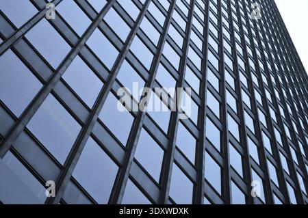 New York City, États-Unis – 1er juillet 2014 : vue rapprochée du motif de façade en bronze sur le Seagram Building à Midtown Manhattan Banque D'Images