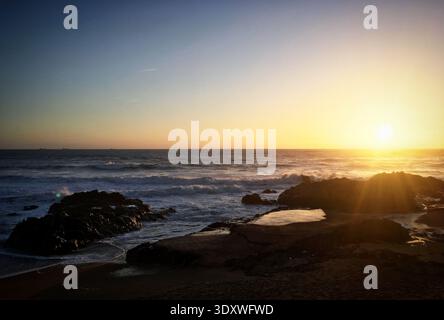 Coucher de soleil sur la plage rocheuse au-dessus de l'océan Atlantique près de Porto, Portugal, avril 2019 Banque D'Images