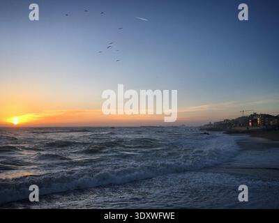 Coucher de soleil sur l'océan à Porto, Portugal, avril 2019 Banque D'Images