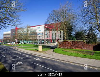 Royaume-Uni, South Yorkshire, Barnsley, Harold 'Dickie' Bird Statue et Barnsley College. Banque D'Images