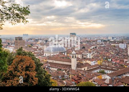 Une large vue panoramique sur la ville de Brescia prise depuis la colline du château. L'image présente le tissu urbain dense du centre historique avec ses caractéristiques Banque D'Images
