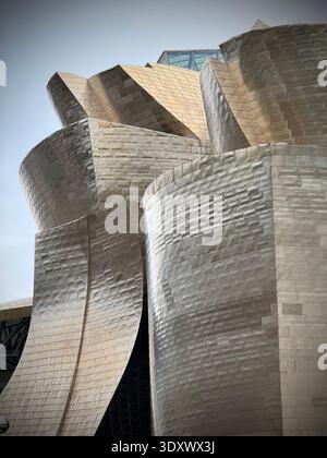 Musée Guggenheim Bilbao par Frank Gehry, détail de façade en titane à Bilbao, pays Basque, Espagne, architecture moderne emblématique. Banque D'Images