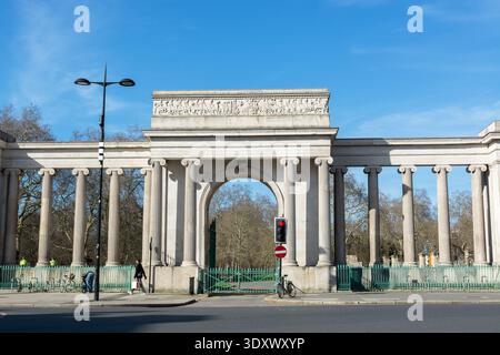 Le Hyde Park Screen, également connu sous le nom d'Apsley Gate, grande entrée de Hyde Park, Hyde Park Corner, Londres. Conçu par l'architecte Decimus Burton. Banque D'Images