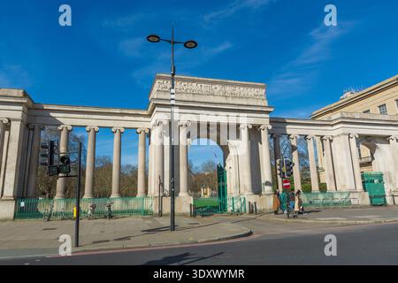 Le Hyde Park Screen, également connu sous le nom d'Apsley Gate, grande entrée de Hyde Park, Hyde Park Corner, Londres. Conçu par l'architecte Decimus Burton. Banque D'Images