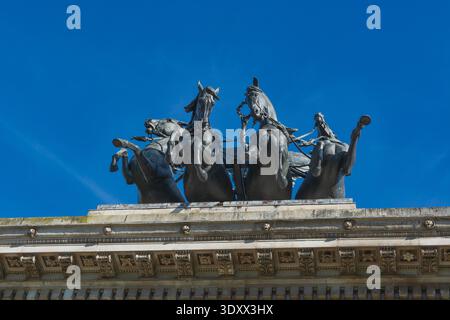 Un monument de bronze Quadriga au sommet de l'arche Wellington à Hyde Park Corner à Londres. Il représente la déesse de la victoire, Nike, chevauchant un quadriga. Banque D'Images