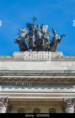 Un monument de bronze Quadriga au sommet de l'arche Wellington à Hyde Park Corner à Londres. Il représente la déesse de la victoire, Nike, chevauchant un quadriga. Banque D'Images