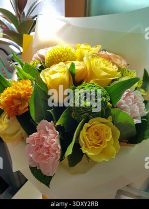 Bouquet coloré en gros plan avec des roses et des fleurs de printemps Banque D'Images