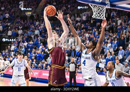 04 mars 2026. Le garde de Saint Louis Billikens Amari McCottry (4) tente de bloquer le tir du garde des Ramblers de Loyola Chicago Daniil Glazkov (5) dans un match de conférence A10 où les Ramblers de Loyola Chicago ont visité les Billikens de Saint Louis. Tenue à la Chaifetz Arena à équipé Louis, MO le mercredi 4 mars 2026 Richard Ulreich/CSM/Alamy Live News Banque D'Images