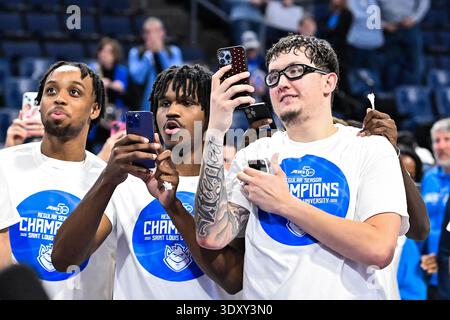 04 mars 2026. Le garde de Saint Louis Billikens Amari McCottry (4) un centre de Saint Louis Billikens Robbie Avila (21) saisit quelques souvenirs vidéo tandis que ses coéquipiers coupent des parties du filet après avoir remporté la conférence de saison régulière A-10 dans un match de conférence A10 où les Ramblers de Loyola Chicago ont visité les Billikens de Saint Louis. Tenue à la Chaifetz Arena à équipé Louis, MO le mercredi 4 mars 2026 Richard Ulreich/CSM/Alamy Live News Banque D'Images