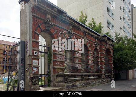 Postamt 16 ruines, bureau de poste en briques rouges abandonné avec des arches ornées, Koepenicker Strasse, Berlin, Allemagne, juillet 2018. Banque D'Images