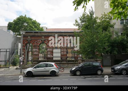 Postamt 16 ruines, bureau de poste en briques rouges abandonné avec des arches ornées, Koepenicker Strasse, Berlin, Allemagne, juillet 2018. Banque D'Images