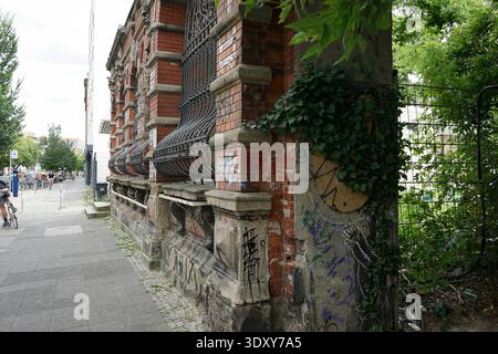 Postamt 16 ruines, bureau de poste en briques rouges abandonné avec des arches ornées, Koepenicker Strasse, Berlin, Allemagne, juillet 2018. Banque D'Images
