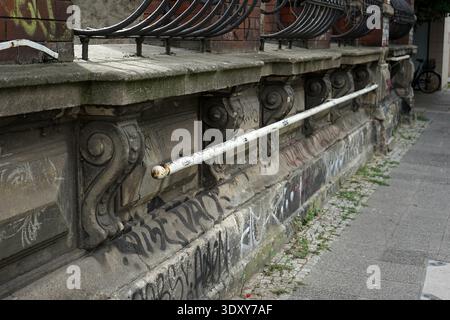 Postamt 16 ruines, bureau de poste en briques rouges abandonné avec des arches ornées, Koepenicker Strasse, Berlin, Allemagne, juillet 2018. Banque D'Images