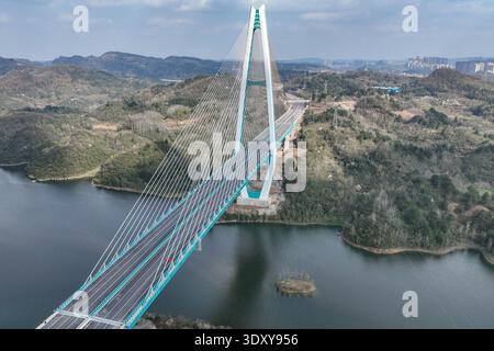 Guiyang, China.4th mars 2026. La prise de vue aérienne a capturé le pont du lac Baihua, un élément essentiel du projet d'expansion de la section Guiyang-Anshun de l'autoroute nationale Shanghai-Kunming, le 4 mars 2026. Le pont est situé à la frontière entre le district de Guanshanhu de la ville de Guiyang et la ville de Qingzhen dans la province de Guizhou, enjambant le lac Baihua. Avec une longueur totale de 1 086 mètres, une largeur de pont principal de 36,5 mètres, et une hauteur de tour principale de 219 mètres, c'est le plus grand pont à haubans à pylône hybride de ce type dans la province du Guizhou. Actuellement, la structure principale o Banque D'Images