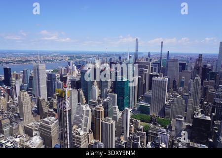 Vue panoramique sur les gratte-ciel de Midtown Manhattan avec ses gratte-ciel et l'East River depuis la terrasse d'observation de l'Empire State Building à New York Banque D'Images