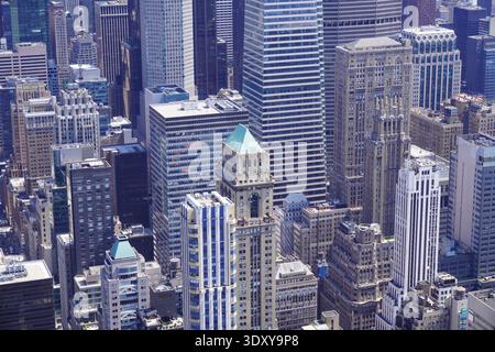 Dense grappe de gratte-ciel Midtown Manhattan et de bâtiments historiques vus depuis l'Empire State Building à New York, États-Unis Banque D'Images