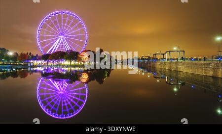 Une grande roue à Montréal se reflète efficacement dans l'eau. Ville de nuit Banque D'Images
