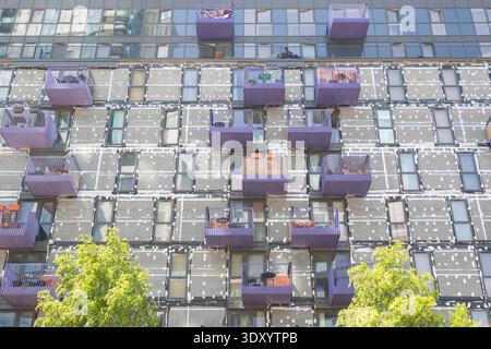 Travaux de re-habillage en cours sur un bloc d'appartements à Stratford, Londres, Angleterre Banque D'Images