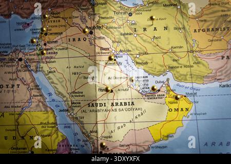 Carte politique du moyen-Orient avec punaises dorées marquant les grandes villes d'Iran, d'Irak et d'Arabie saoudite, stratégie géopolitique et concept de planification de voyage. Banque D'Images