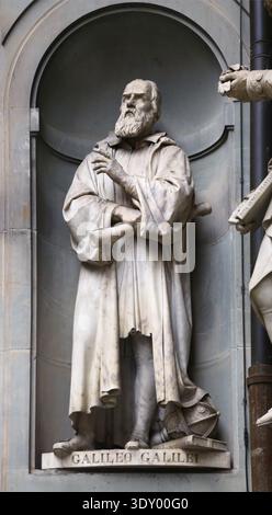 Statue en pierre dans le mur de Galileo Galilei à Florence, Italie Banque D'Images