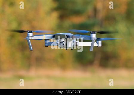 RÉGION DE LENINGRAD, RUSSIE - 26 SEPTEMBRE 2020 : DJI Mavic Pro1 Quadcopter est en vol Banque D'Images