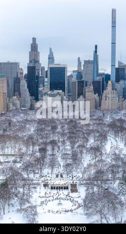 Vue aérienne des arbres enneigés de Central Park rencontre les gratte-ciel imposants de Manhattan, un contraste frappant dans les textures et les tons, New York, New York Banque D'Images