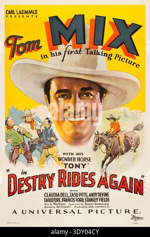 Cette affiche de film vintage de 1932 montre Tom Mix dans 'Destry rides Again', sa première photo parlante. L'illustration vibrante met en valeur le visage souriant de Mix dans un chapeau de cow-boy, avec des scènes plus petites représentant un combat occidental et une figure chevauchant son célèbre cheval, Tony, sur un fond jaune vif faisant la promotion du film Universal Picture. Banque D'Images