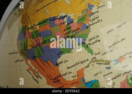 Gros plan d'un globe montrant l'Amérique du Nord avec des frontières de pays et d'État étiquetées en arabe, mettant en évidence les États-Unis, le Mexique et le Canada sur un vin Banque D'Images