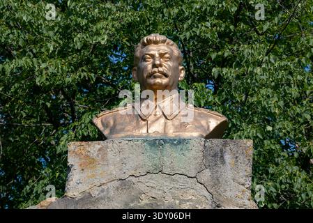 VERKHNY FIAGDON, RUSSIE - 13 JUIN 2023 : le buste de I.V. Staline (Dzhugashvili) est en gros plan un jour ensoleillé de juin. Ossétie du Nord-Alania Banque D'Images