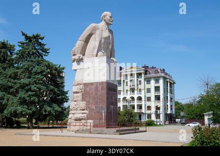 AZOV, RUSSIE - 21 MAI 2025 : Monument à V.I. Lénine sur la place de la ville un jour ensoleillé de mai Banque D'Images