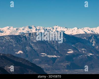 Dolomites vue panoramique avec sommets enneigés dans le nord de l'Italie Banque D'Images
