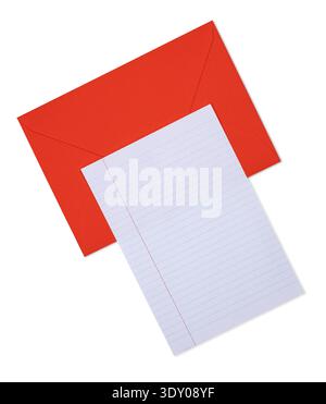 Enveloppe rouge présentant du papier de note ligné vierge, prêt pour un message. Vue de dessus, isolé sur un fond blanc. Banque D'Images
