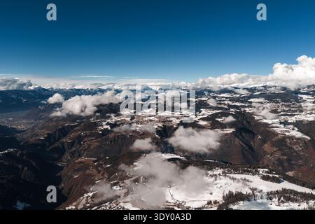 Vue aérienne des Dolomites dans le nord de l'Italie avec des sommets enneigés Banque D'Images