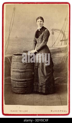 Portrait de femme victorienne des années 1880. Femme victorienne des années 1880 - photo souvenir de vacances en bord de mer par Isaac Wilde, Blackpool Angleterre Royaume-Uni. Circa 1880. Banque D'Images