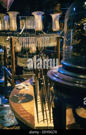 Glass Candles & Wands Backlot Props : The Making of Harry Potter Warner Bros Studio Tour, Studio Tour Dr, Leavesden, Watford WD25 7LR Royaume-Uni Banque D'Images