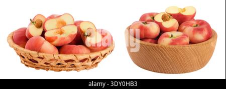 pêches chinoises à beignes plates dans un panier en osier et un bol en bois isolé sur fond blanc Banque D'Images