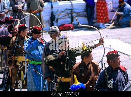 Les gens participent à une compétition de tir à l'arc pendant le festival Naadam à Oulan-Bator, Mongolie. Cet événement met en valeur les compétences et la culture traditionnelles. Banque D'Images