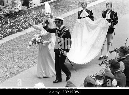 Mariage de Carl XVI Gustaf de Suède et Silvia Sommerlath le 19 juin 1976 à Stockholm. Silvia, née le 23 décembre 1943 à Heidelberg, en Allemagne, est la fille d'un homme d'affaires allemand, Walther Sommerlath, et de son épouse brésilienne Alice. Elle rencontre Carl Gustaf lors des Jeux olympiques de Munich en 1972, où elle travaille comme interprète et hôtesse. La cérémonie s'est déroulée devant environ 1 200 invités, dont des chefs d'État, des membres de la famille royale et des diplomates du monde entier. La Grande Cathédrale, située à côté du Palais de Stockholm, était décorée de fleurs blanches et roses. Silvia portait un élégant Banque D'Images