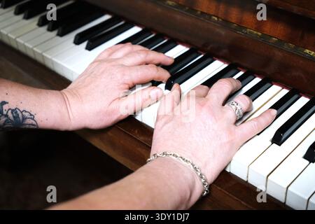 Gros plan de mains jouant du piano. Concentrez-vous sur les doigts en appuyant sur les touches Banque D'Images