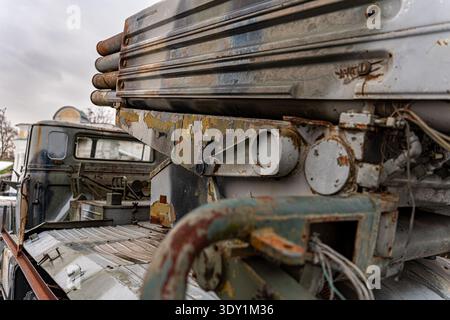 Vue d'un camion militaire altéré avec lance-missiles, sa peinture se décollant et la formation de rouille, se tient silencieusement contre un ciel nuageux, Kiev, Kiev, Ukraine Banque D'Images